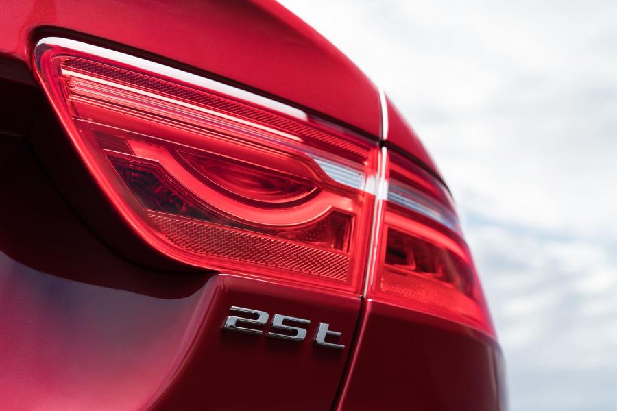 Детали экстерьера Jaguar XE 25t R-Sport 2015 года  (AU) (фото 9 из 40)